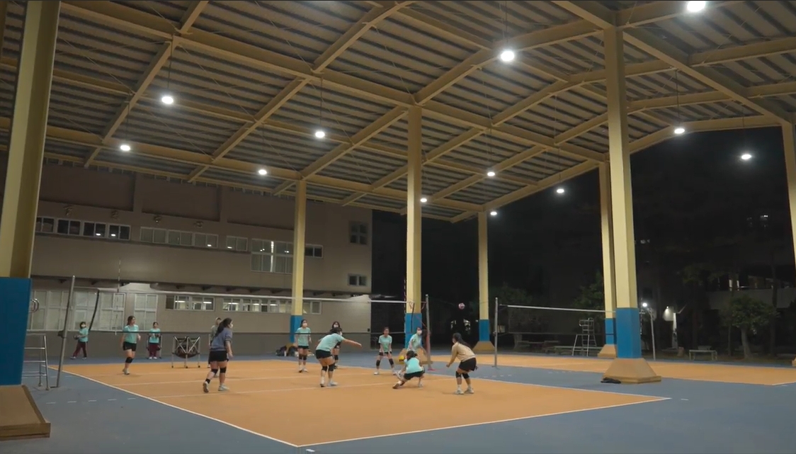 (圖)Students use a Solar Shade Superstructure Sports Field at night to extend their exercise time, and increase their amount of exercise.